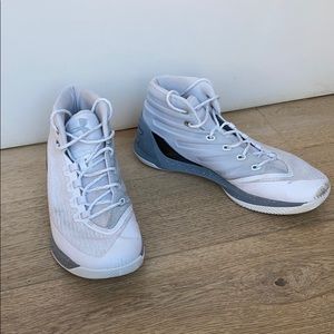 Basketball shoes
